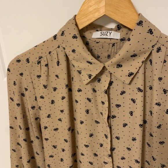 Caramel silky blouse with little flowers - Picture 2 of 10